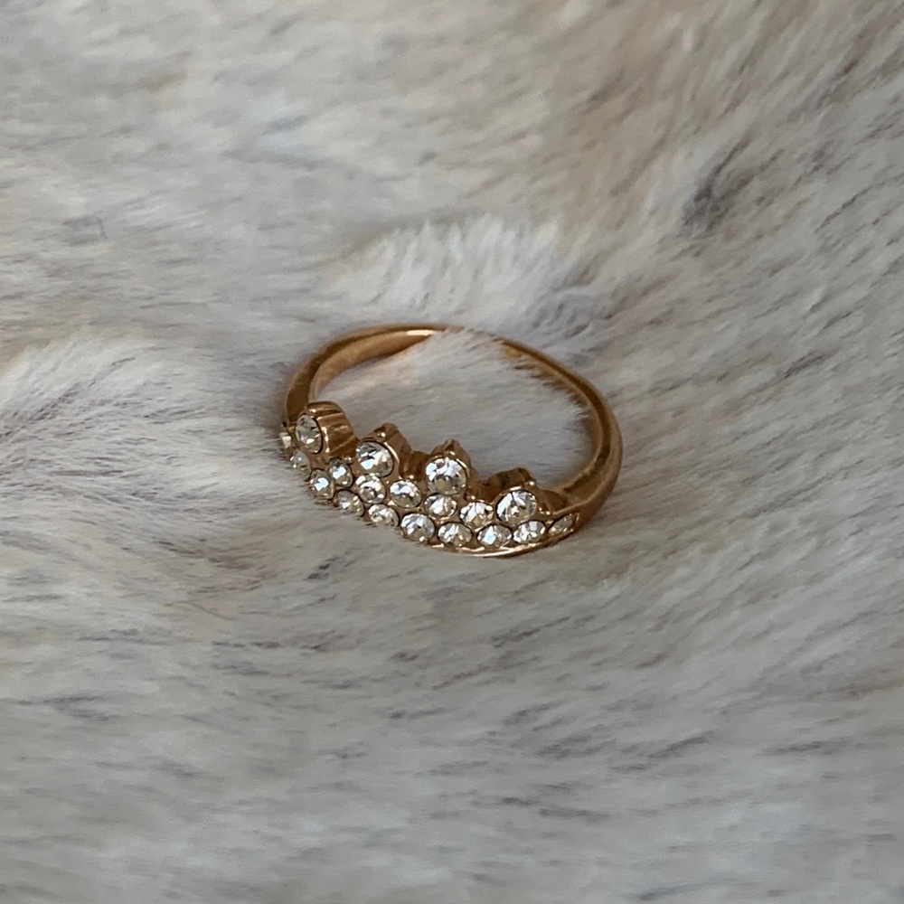 Tiara ring